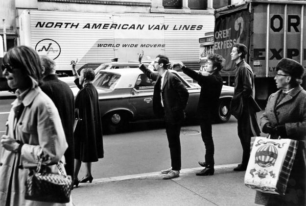 Bob-Dylan-Peter-Yarrow-John-Hammond-Jr-hailing-taxi-NYC-1965-Daniel-Kramer
